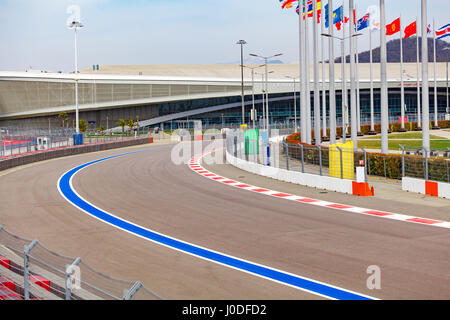 Motorsport-Track. Asphaltstraße mit Markierungslinien drehen Stockfoto