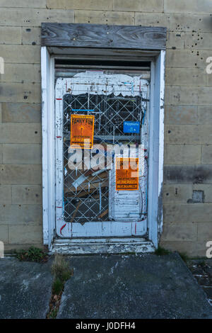 Schaufenster eines stillgelegten Shops auf Fitzwilliam Street, Huddersfield, West Yorkshire, England, UK Stockfoto