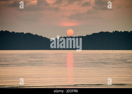 Sonnenaufgang am Strand, Koh Rong Sanloem, Kambodscha, Asien. Stockfoto