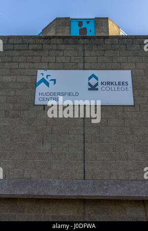 Kirklees Hochschule (ehemals Fachhochschule) auf Castigate, Huddersfield. Die Website wird jetzt aufgegeben Sanierung erwartet, nachdem das Kollegium verschoben. Stockfoto