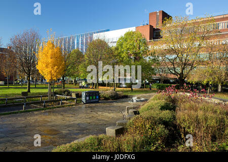 Manchester Metropolitan University (inc Business School, Jura und Kenneth Green Library) aus allen Heiligen Park, Manchester, Gtr Manchester, UK Stockfoto