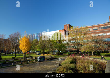 Manchester Metropolitan University (inc Business School, Jura und Kenneth Green Library) aus allen Heiligen Park, Manchester, Gtr Manchester, UK Stockfoto