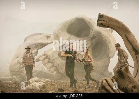 Datum der Freigabe: 10. März 2017 Titel: Kong: Skull Island STUDIO: REGIELEGENDE Unterhaltung: Jordan Vogt-Roberts PLOT: ein Team von Forschern und Soldaten Reise zu einer unbekannten Insel im Pazifik, nicht bewusst, dass sie in den Bereich der Monster, einschließlich der mythischen Kong Darsteller überqueren: John Goodman als Bill Randa, John C. Reilly als Marlow, Brie Larson als Weber, Tom Hiddleston als Captain James Conrad (Credit : Legendäre Entertainment/Unterhaltung Bilder) Stockfoto