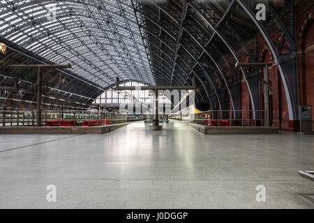 Eurostar-Zug und Plattform am internationalen Bahnhof St Pancras, London, England. Stockfoto