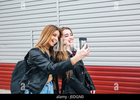 Zwei junge Mädchen, die die Selfie mit smartphone Stockfoto