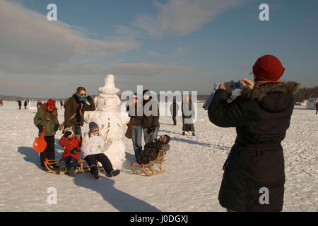 Winterurlaub mit großen Schneemann auf dem gefrorenen Wannsee in Berlin Stockfoto