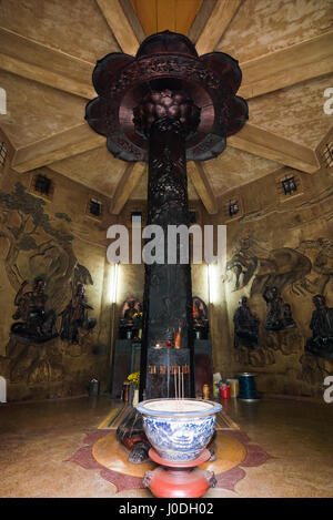 Vertikale Ansicht innen Hai Duc Pagode in Nha Trang, Vietnam Stockfoto