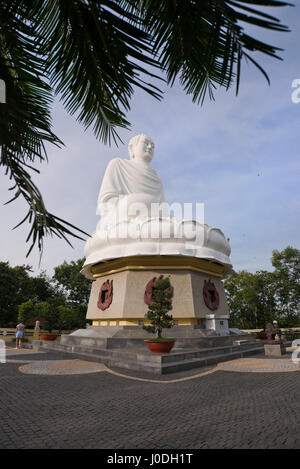 Vertikale Ansicht des large White sitzt Buddha-Statue am Hai Duc Pagode in Nha Trang, Vietnam. Stockfoto
