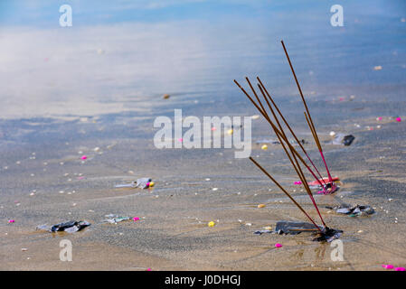 Horizontale Ansicht von Räucherstäbchen Schwelbrand im Sand in Da Nang, Vietnam Stockfoto