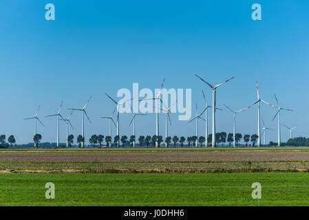 Windkraftanlagen vor blauem Himmel Stockfoto