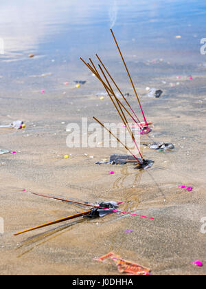 Vertikale Ansicht von Räucherstäbchen Schwelbrand im Sand in Da Nang, Vietnam Stockfoto