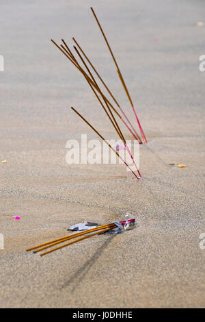 Vertikale Ansicht von Räucherstäbchen Schwelbrand im Sand in Da Nang, Vietnam Stockfoto