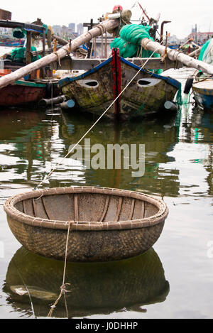 Vertikale Nahaufnahme von einem Traditonal Coracle gefesselt in Da Nang, Vietnam Stockfoto