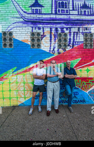 Familie vor Graffiti bedeckt Wand, Pittsburgh, PA. Stockfoto
