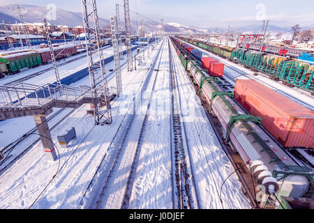 Güterzüge auf der Slyudyanka Station. Transsibirische Eisenbahn. Russland. Stockfoto