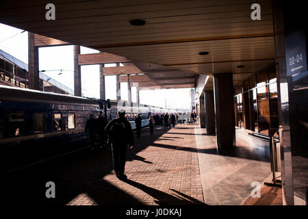 Bahnhof in der Stadt mit Silhouetten von Menschen. Stockfoto