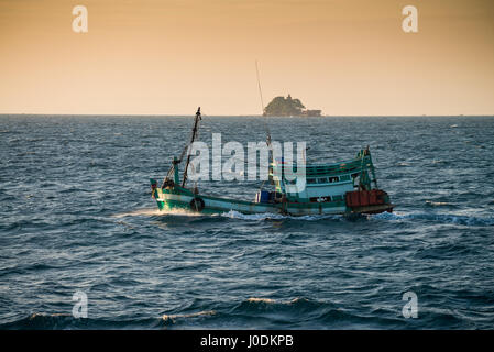 Angelboot/Fischerboot auf dem Meer in der Nähe von Sihanoukville, Kambodscha Stockfoto