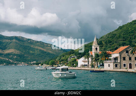 Schiffe und Boote in der Bucht von Kotor Stockfoto