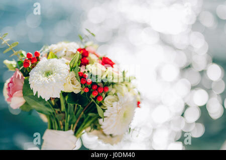 Brautstrauß aus Rosen und Chrysanthemen auf einem Hintergrund-textu Stockfoto