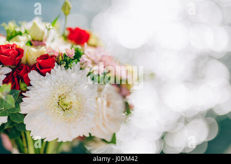 Brautstrauß aus Rosen und Chrysanthemen auf einem Hintergrund-textu Stockfoto