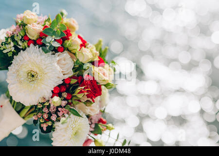 Brautstrauß aus Rosen und Chrysanthemen auf einem Hintergrund-textu Stockfoto