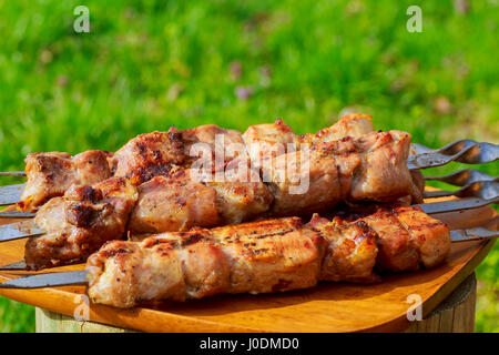 Fleisch vom Grill, heißen Stücke auf einen Teller Ton, selektiven Fokus Fleischspieße Stockfoto