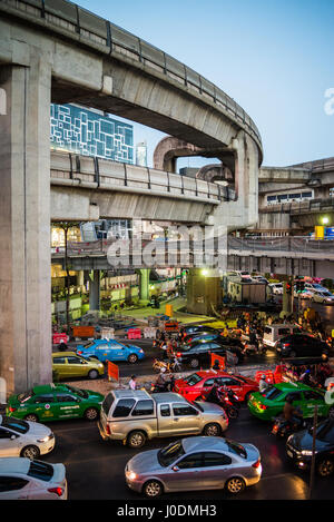 Nachtverkehr in der Nähe von Siam Road in Bangkok, Thailand, Asien. Stockfoto