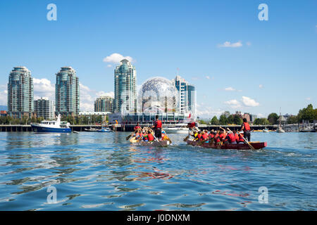 Drachenbootrennen am False Creek vor Science World bei Telus World of Science in Vancouver, British Columbia, Kanada. Stockfoto