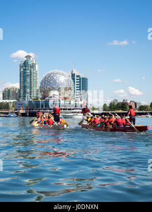 Drachenbootrennen am False Creek vor Science World bei Telus World of Science in Vancouver, British Columbia, Kanada. Stockfoto
