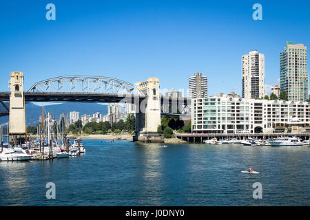 Ein Blick auf die Burrard Street Bridge in Vancouver, British Columbia, Kanada. Stockfoto