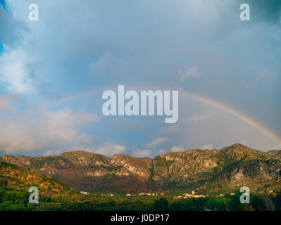 Doppelter Regenbogen über die Berge. Montenegrinischen Berge, die Ba Stockfoto