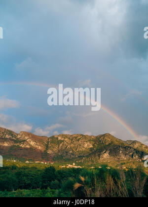 Doppelter Regenbogen über die Berge. Montenegrinischen Berge, die Ba Stockfoto