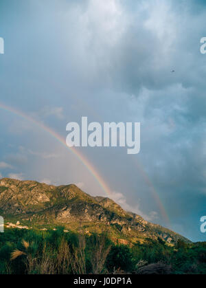 Doppelter Regenbogen über die Berge. Montenegrinischen Berge, die Ba Stockfoto