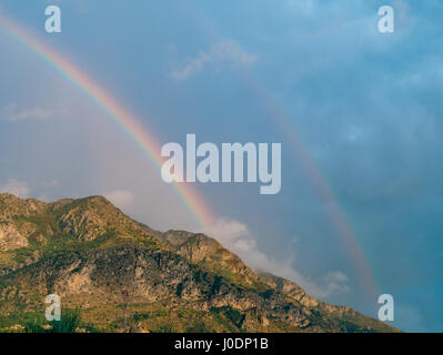 Doppelter Regenbogen über die Berge. Montenegrinischen Berge, die Ba Stockfoto