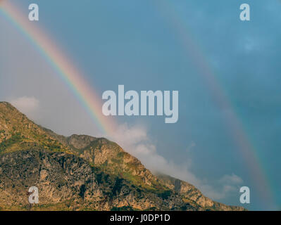 Doppelter Regenbogen über die Berge. Montenegrinischen Berge, die Ba Stockfoto