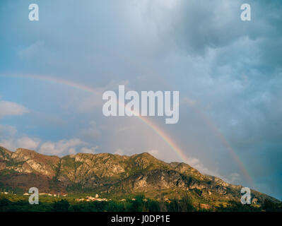 Doppelter Regenbogen über die Berge. Montenegrinischen Berge, die Ba Stockfoto