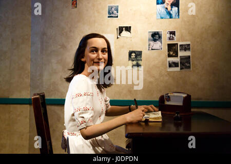 AMSTERDAM, Niederlande - 2. Juli 2016: Anne Frank Figur in Madame Tussauds Wachsfigurenkabinett in Amsterdam. Madame Tussauds Museum ist eines der meisten popul Stockfoto