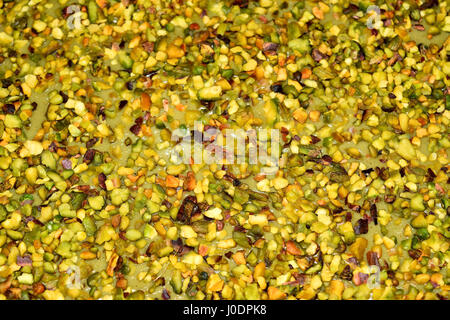 Schokoladenkuchen, garniert mit gehackten Pistazien und Pistaziencreme Stockfoto