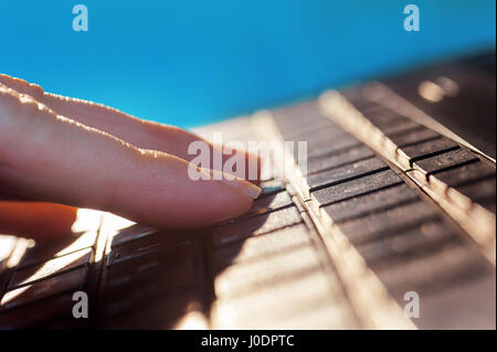 Frau Finger auf der Tastatur des Notebooks Stockfoto