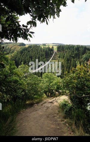 Einfache Hängebrücke Geierlay in Moersdorf Hunsrueck Berge Stockfoto