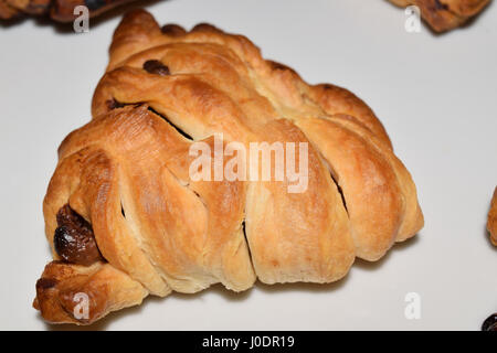 Neapolitanischen Sfogliatelle gefüllt mit Ricotta-Käse und Schokolade Creme Stockfoto