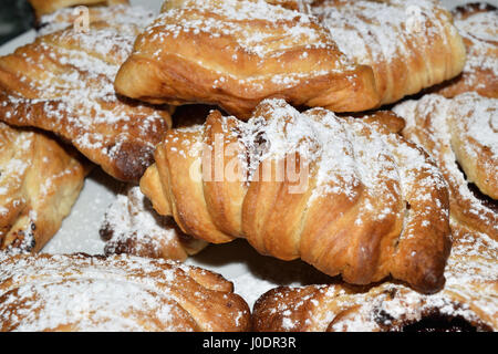 Neapolitanischen Sfogliatelle gefüllt mit Ricotta-Käse und Schokolade Creme Stockfoto