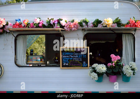 Imbisswagen mit Blumen geschmückt Stockfoto