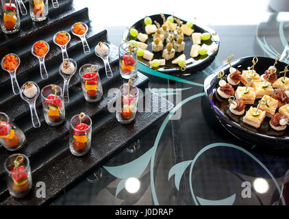 Catering-Dienstleistungen-Hintergrund mit Snacks auf Gäste-Tisch im Restaurant-Event-party Stockfoto