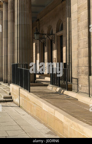 Neue Behinderung Zugangsrampe bei Perth Sheriff Court, Perth City Centre, Tayside, Schottland, Großbritannien Stockfoto