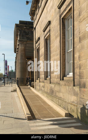 Neue Behinderung Zugangsrampe bei Perth Sheriff Court, Perth City Centre, Tayside, Schottland, Großbritannien Stockfoto