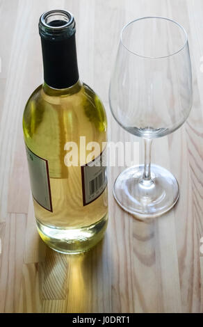 Eine offene Flasche Pinot Grigio und Glas Tarder Joe Stockfoto