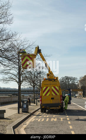 Arbeiter Wartungsarbeiten Straßenbeleuchtung, Tay Street, Perth, Schottland, Vereinigtes Königreich Stockfoto