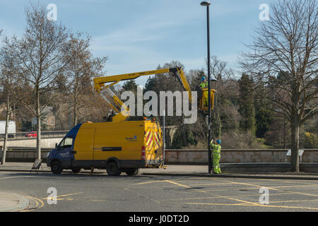 Arbeiter Wartungsarbeiten Straßenbeleuchtung, Tay Street, Perth, Schottland, Vereinigtes Königreich Stockfoto