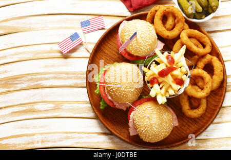 Burger, Pommes Frites und Zwiebel Ringe Essen für die Feier des 4. Juli Stockfoto